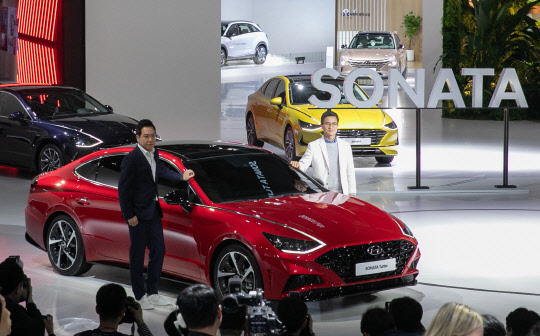 베일벗은 쏘나타 터보28일 현대자동차 부스에서 이광국(오른쪽) 현대차 국내영업본부장 부사장과 이상엽 디자이너 전무가 쏘나타 터보와 함께 포즈를 취하고 있다.